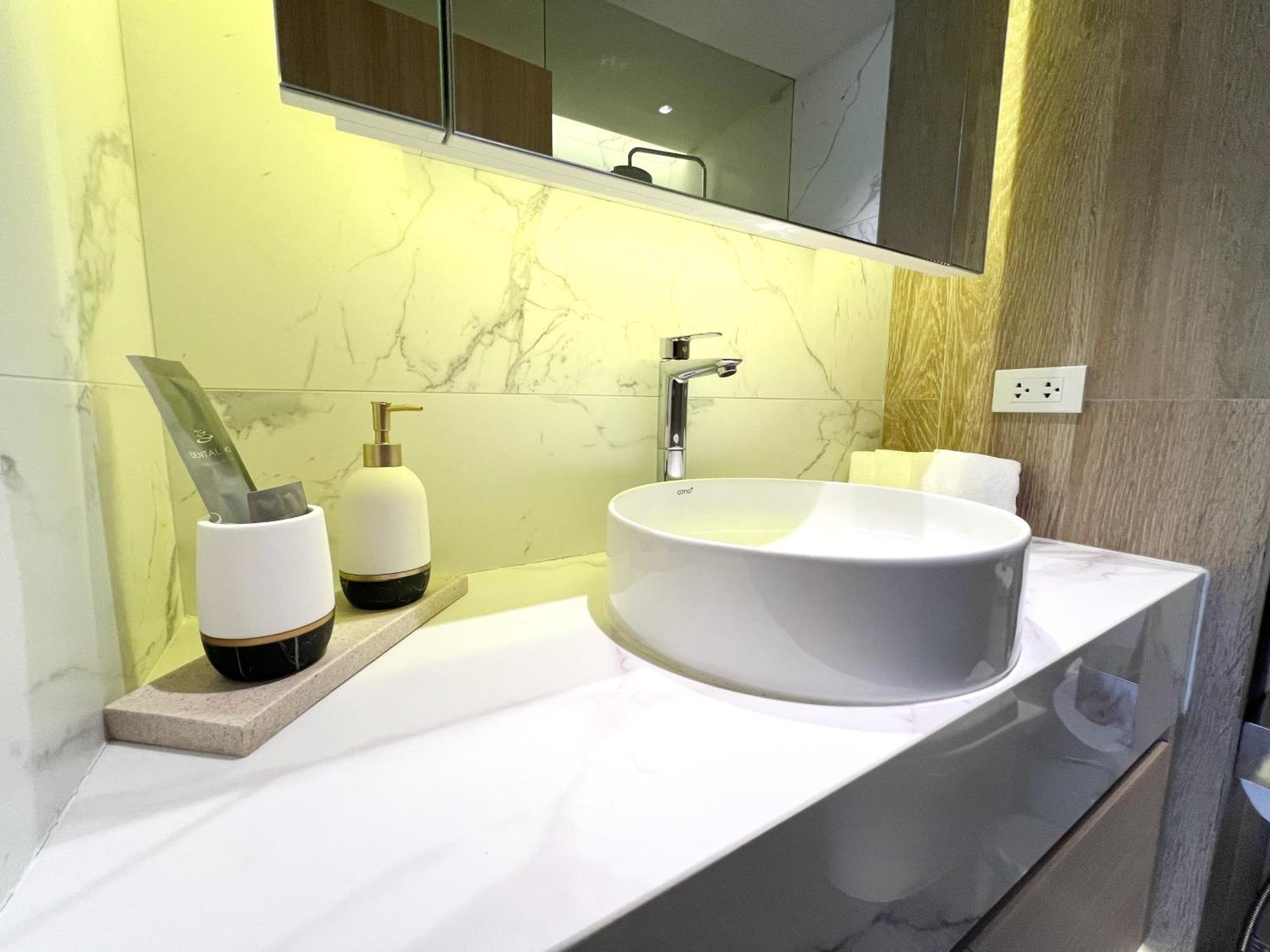 Stylish 1 Bedroom With Golf View, Steps From Beach, Allamanda Laguna Apartment *