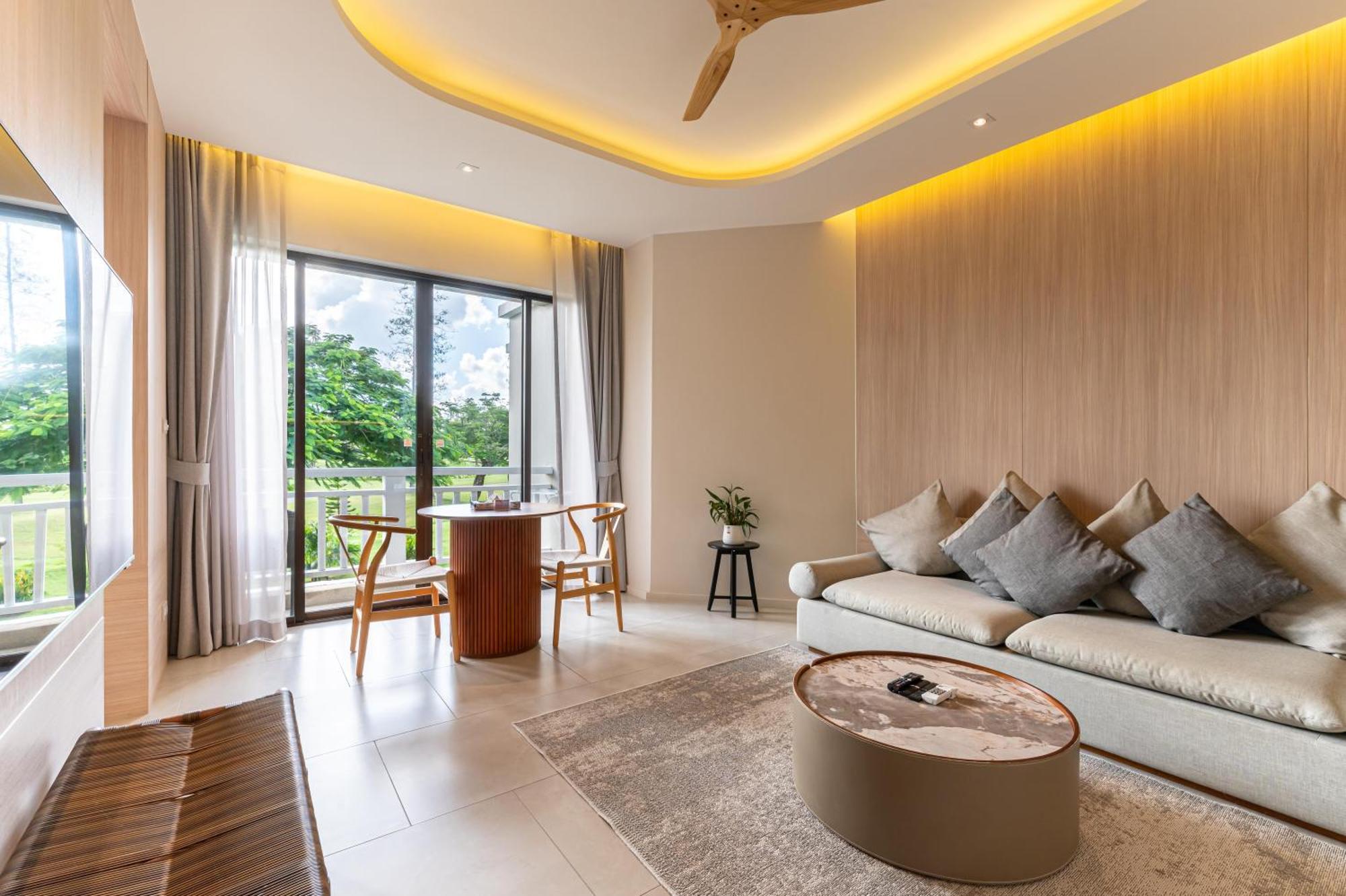 Stylish 1 Bedroom With Golf View, Steps From Beach, Allamanda Laguna Apartment *