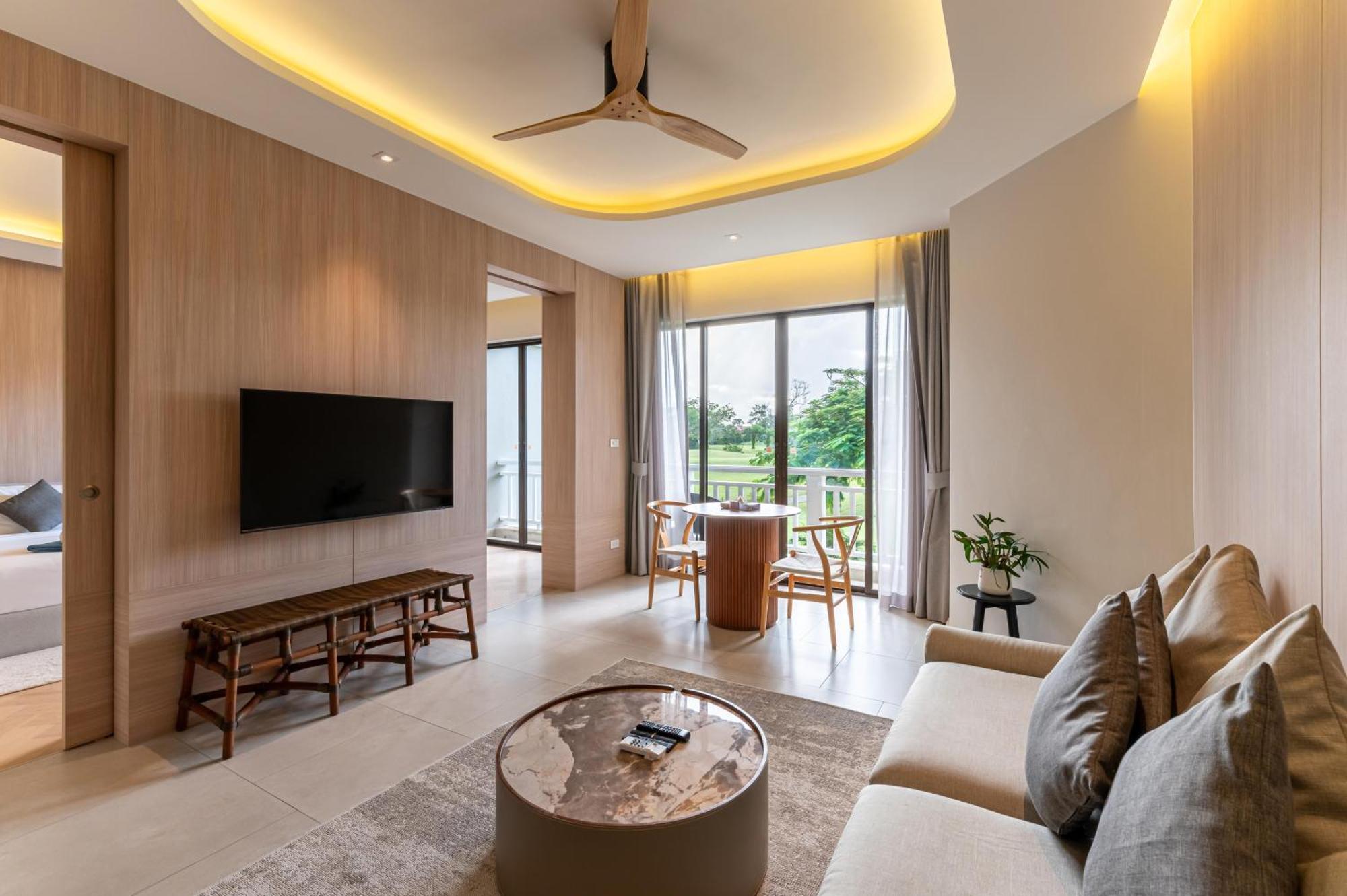Stylish 1 Bedroom With Golf View, Steps From Beach, Allamanda Laguna Apartment